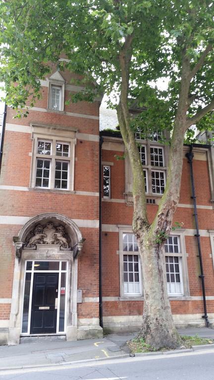 Comfortable Swindon Town Centre Apartments, Free Parking, Sleeps Up To 8 Kamer foto