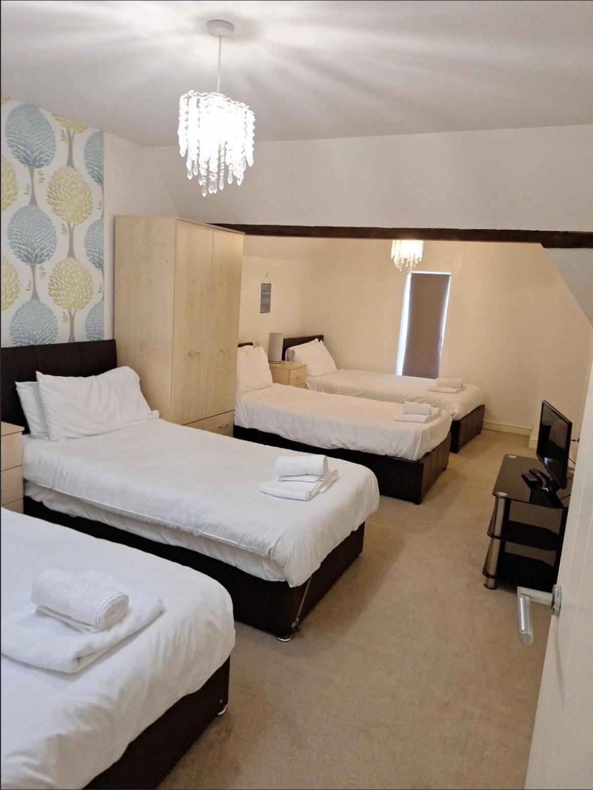 Comfortable Swindon Town Centre Apartments, Free Parking, Sleeps Up To 8 Buitenkant foto