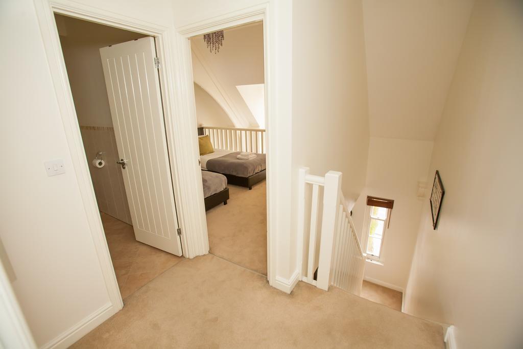Comfortable Swindon Town Centre Apartments, Free Parking, Sleeps Up To 8 Buitenkant foto
