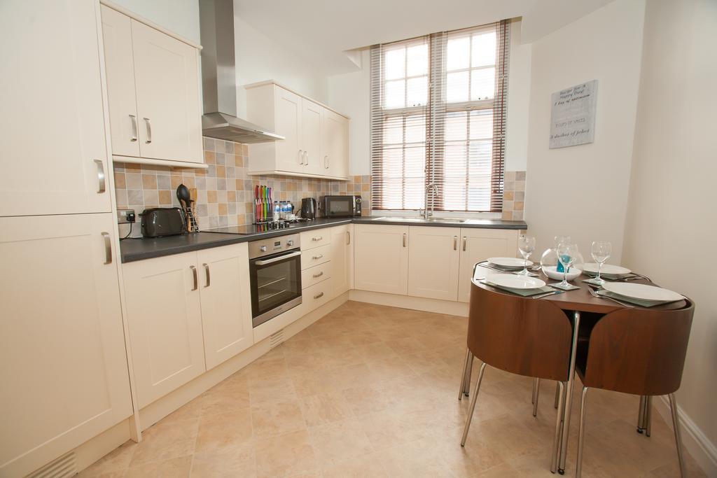 Comfortable Swindon Town Centre Apartments, Free Parking, Sleeps Up To 8 Buitenkant foto