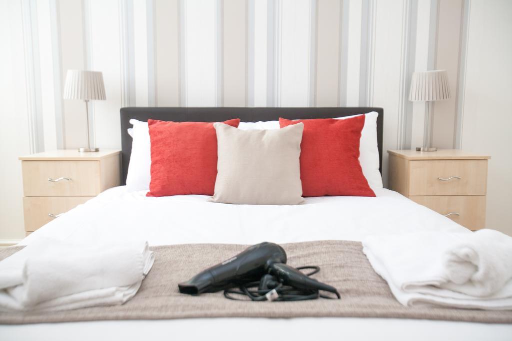 Comfortable Swindon Town Centre Apartments, Free Parking, Sleeps Up To 8 Buitenkant foto