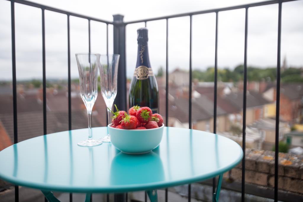 Comfortable Swindon Town Centre Apartments, Free Parking, Sleeps Up To 8 Buitenkant foto
