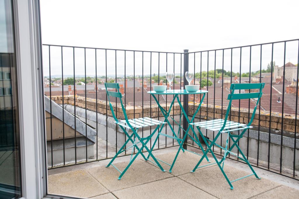 Comfortable Swindon Town Centre Apartments, Free Parking, Sleeps Up To 8 Buitenkant foto
