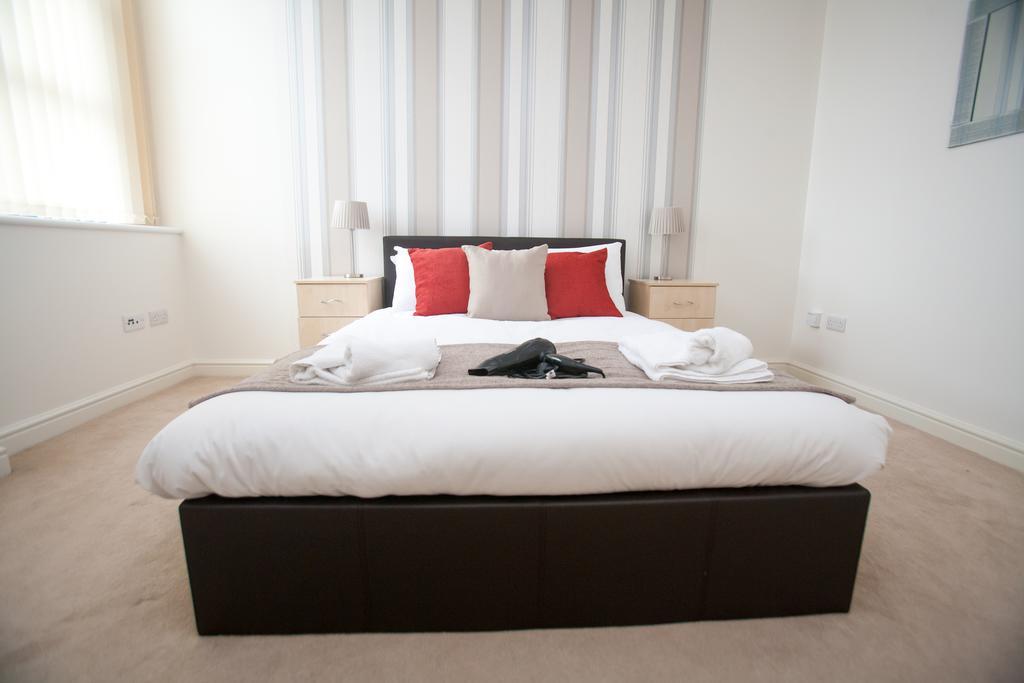 Comfortable Swindon Town Centre Apartments, Free Parking, Sleeps Up To 8 Buitenkant foto