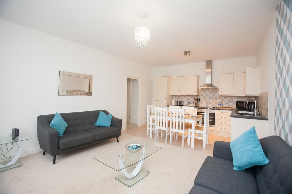 Comfortable Swindon Town Centre Apartments, Free Parking, Sleeps Up To 8 Buitenkant foto