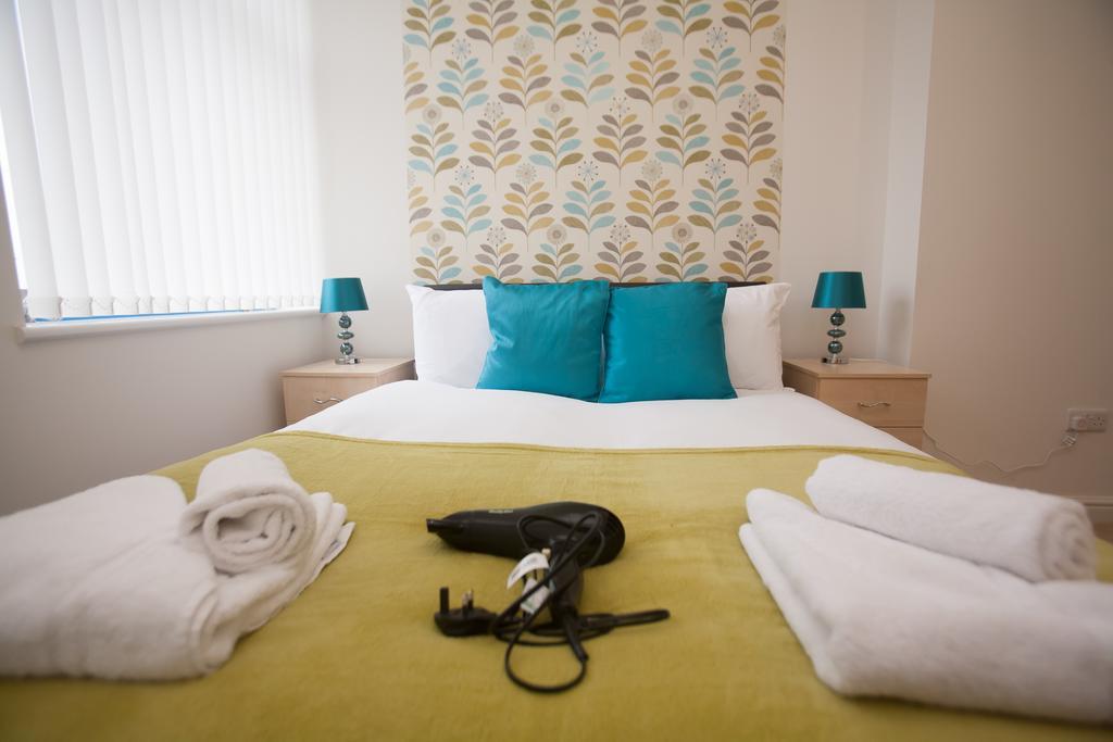 Comfortable Swindon Town Centre Apartments, Free Parking, Sleeps Up To 8 Buitenkant foto