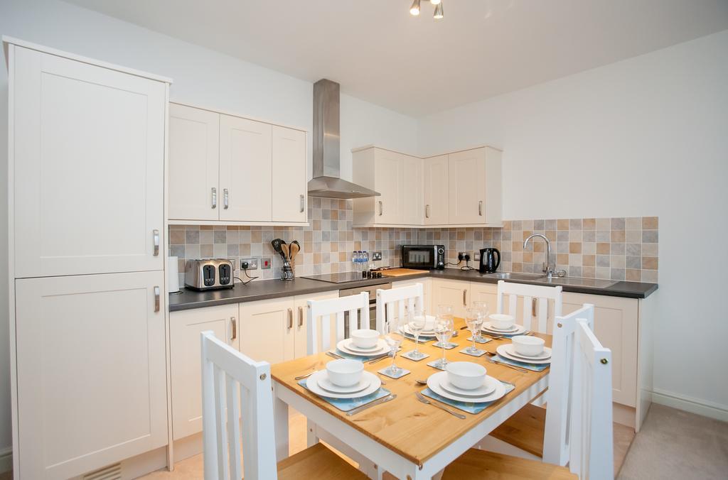 Comfortable Swindon Town Centre Apartments, Free Parking, Sleeps Up To 8 Buitenkant foto