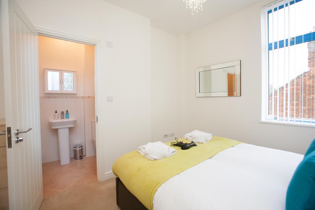 Comfortable Swindon Town Centre Apartments, Free Parking, Sleeps Up To 8 Buitenkant foto