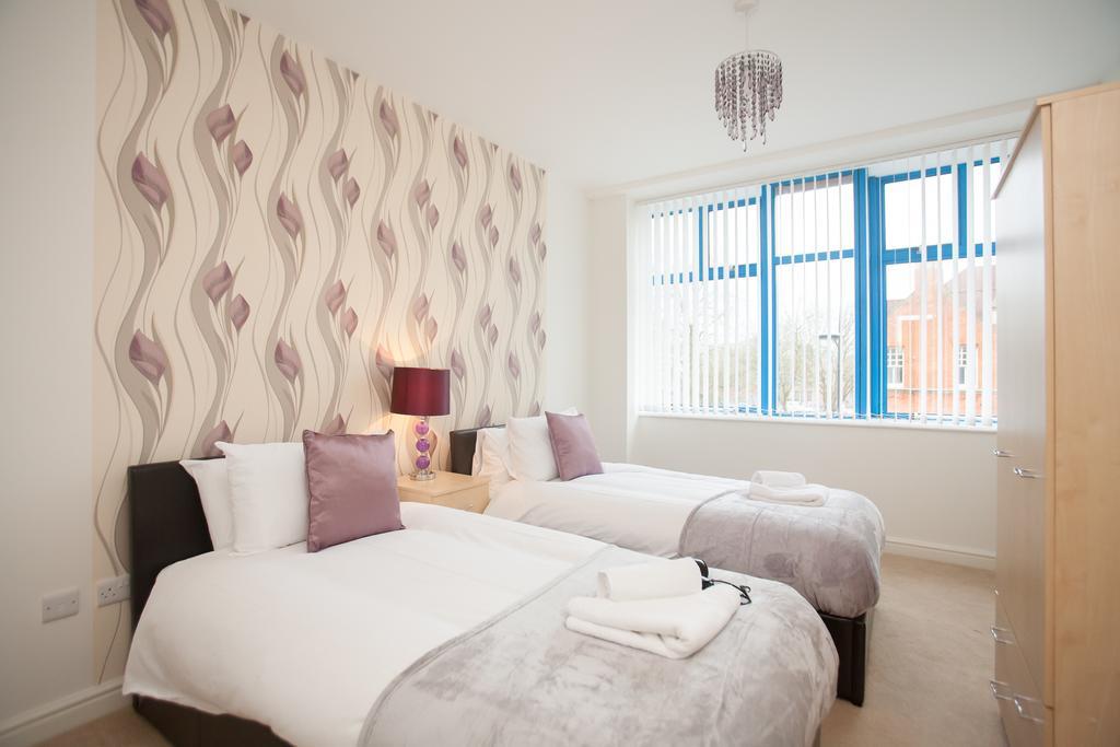 Comfortable Swindon Town Centre Apartments, Free Parking, Sleeps Up To 8 Buitenkant foto