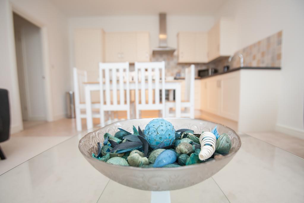 Comfortable Swindon Town Centre Apartments, Free Parking, Sleeps Up To 8 Buitenkant foto