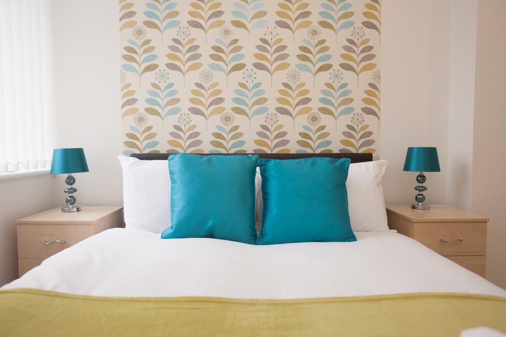 Comfortable Swindon Town Centre Apartments, Free Parking, Sleeps Up To 8 Buitenkant foto