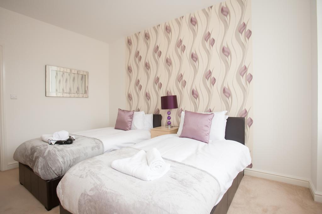 Comfortable Swindon Town Centre Apartments, Free Parking, Sleeps Up To 8 Buitenkant foto