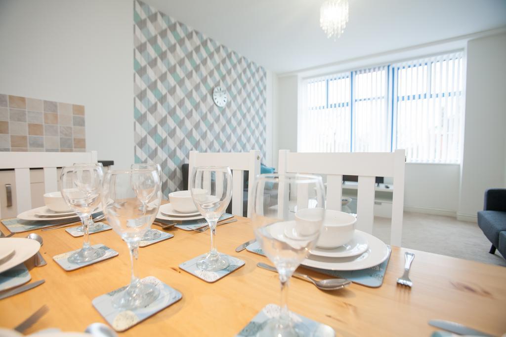 Comfortable Swindon Town Centre Apartments, Free Parking, Sleeps Up To 8 Buitenkant foto
