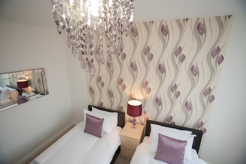 Comfortable Swindon Town Centre Apartments, Free Parking, Sleeps Up To 8 Buitenkant foto