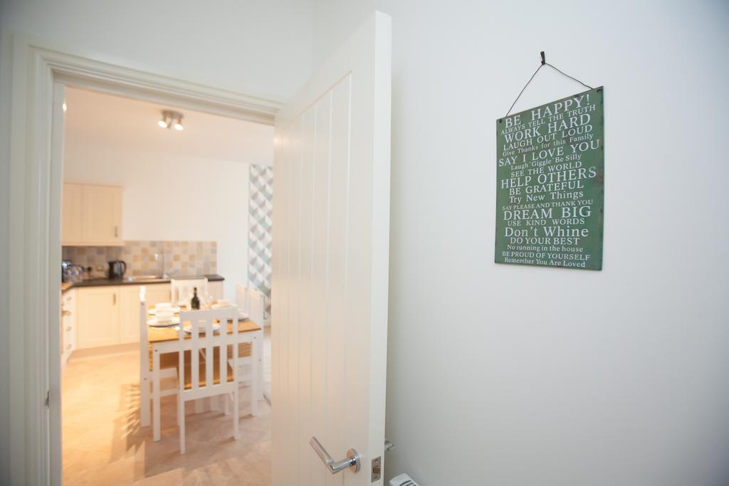 Comfortable Swindon Town Centre Apartments, Free Parking, Sleeps Up To 8 Buitenkant foto