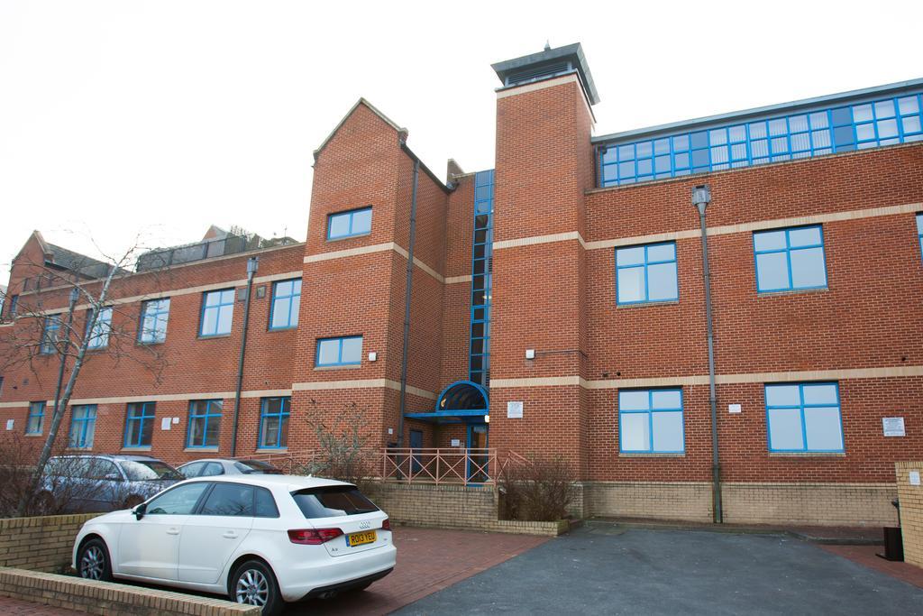Comfortable Swindon Town Centre Apartments, Free Parking, Sleeps Up To 8 Buitenkant foto
