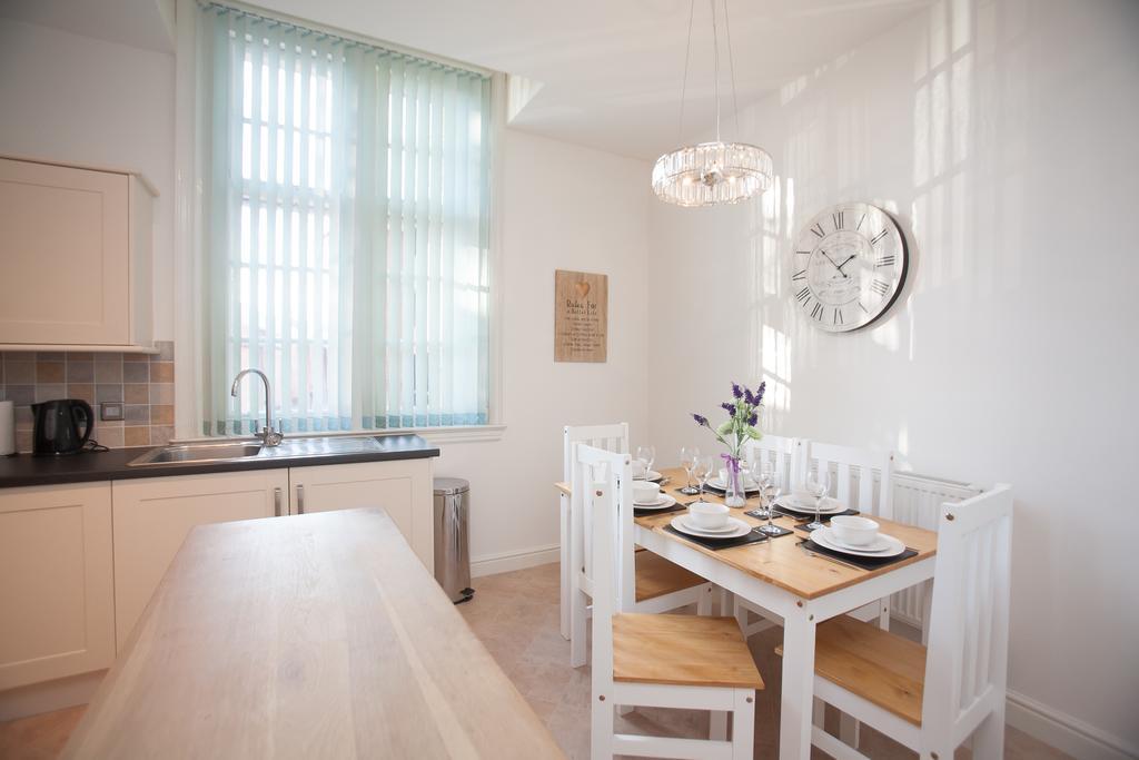 Comfortable Swindon Town Centre Apartments, Free Parking, Sleeps Up To 8 Buitenkant foto
