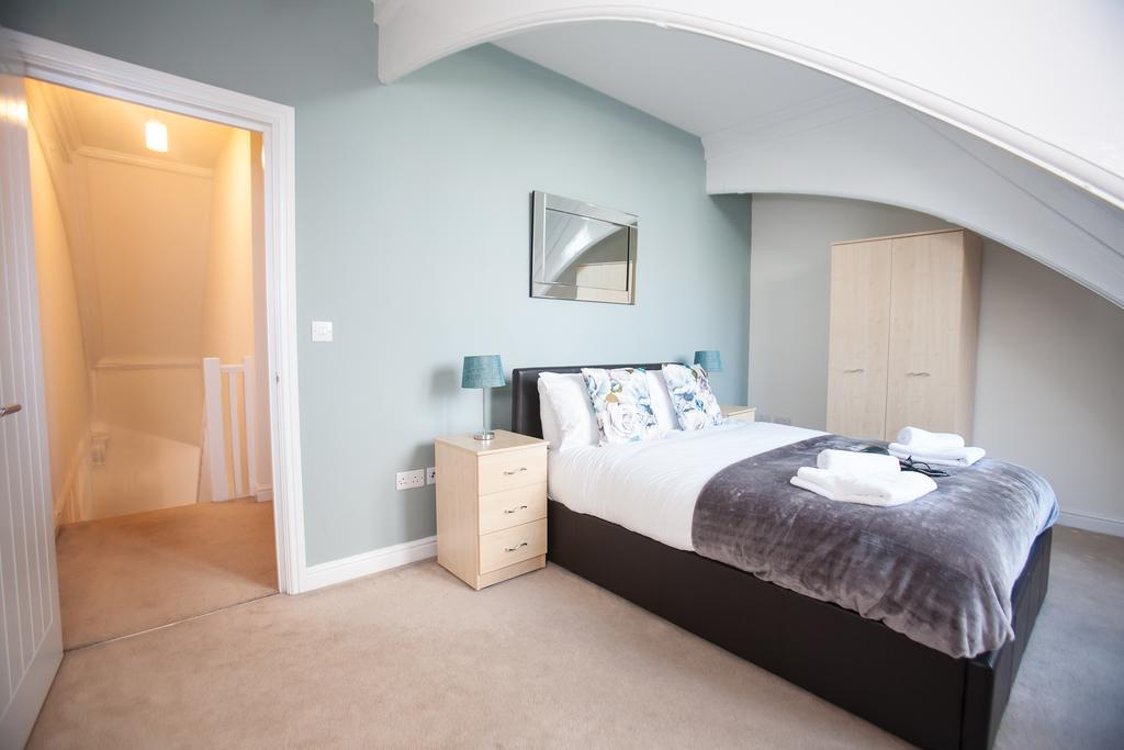 Comfortable Swindon Town Centre Apartments, Free Parking, Sleeps Up To 8 Buitenkant foto