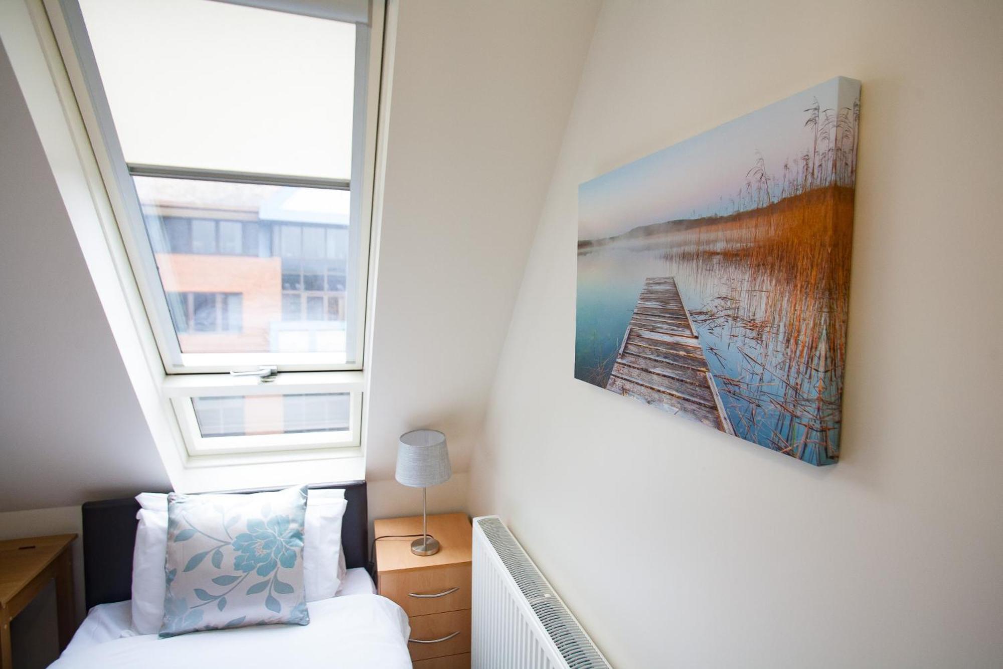 Comfortable Swindon Town Centre Apartments, Free Parking, Sleeps Up To 8 Buitenkant foto
