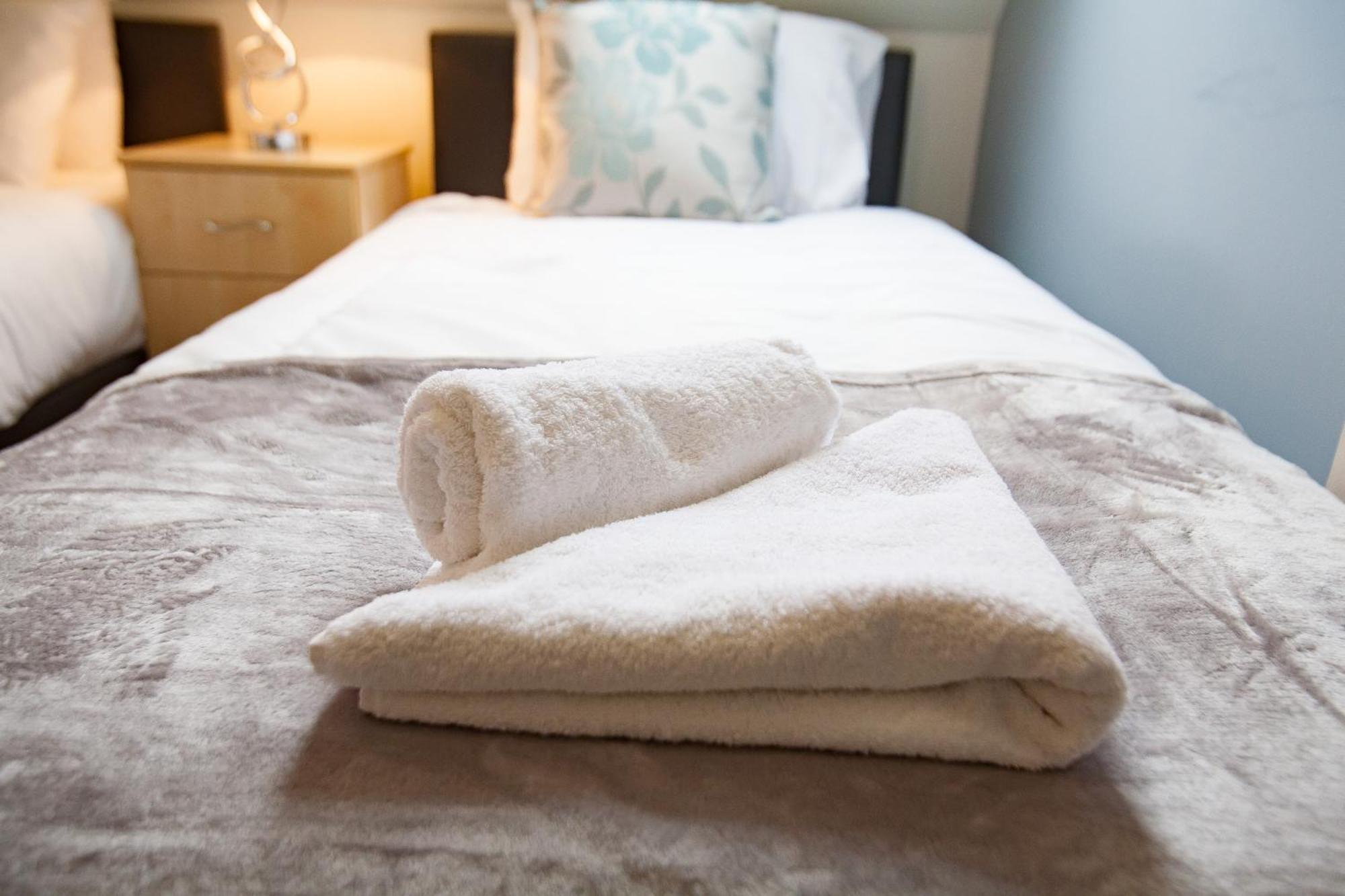 Comfortable Swindon Town Centre Apartments, Free Parking, Sleeps Up To 8 Buitenkant foto