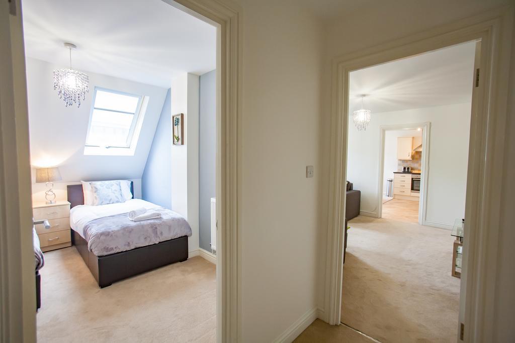 Comfortable Swindon Town Centre Apartments, Free Parking, Sleeps Up To 8 Buitenkant foto