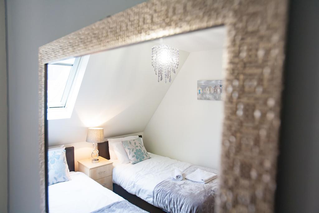Comfortable Swindon Town Centre Apartments, Free Parking, Sleeps Up To 8 Buitenkant foto