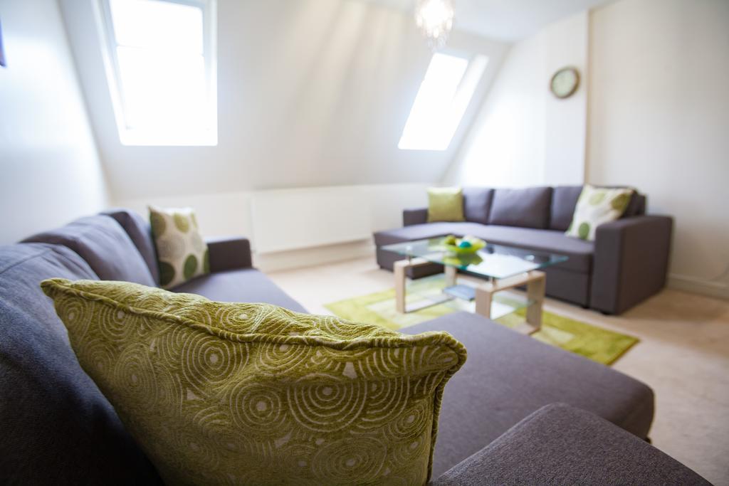 Comfortable Swindon Town Centre Apartments, Free Parking, Sleeps Up To 8 Buitenkant foto