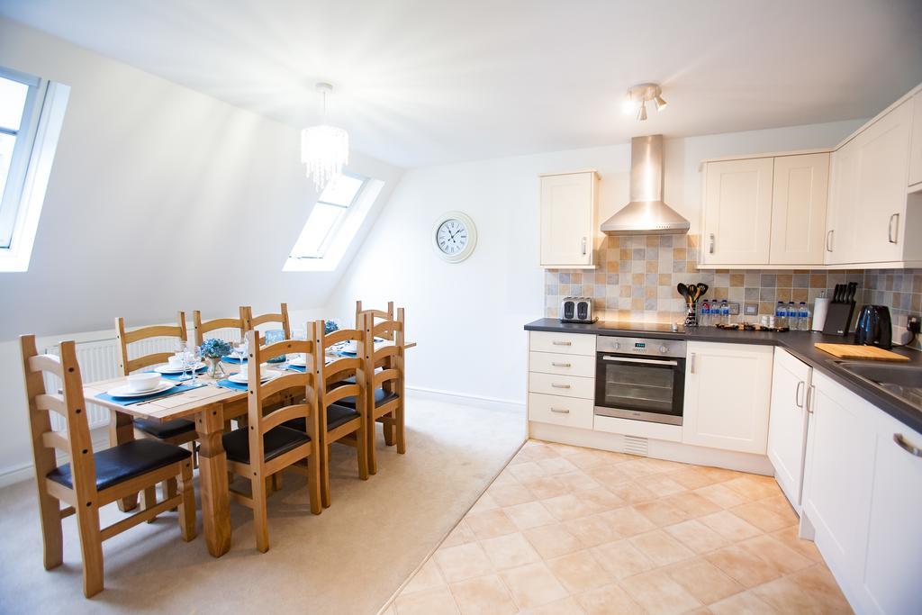 Comfortable Swindon Town Centre Apartments, Free Parking, Sleeps Up To 8 Buitenkant foto