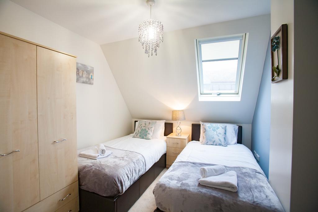 Comfortable Swindon Town Centre Apartments, Free Parking, Sleeps Up To 8 Buitenkant foto