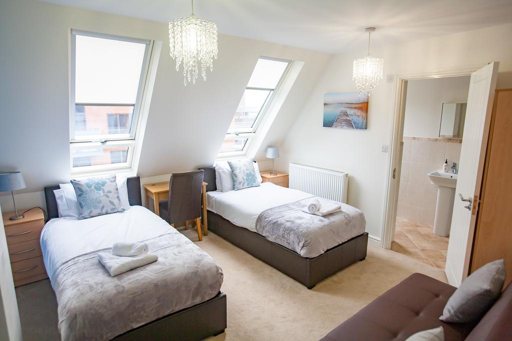 Comfortable Swindon Town Centre Apartments, Free Parking, Sleeps Up To 8 Buitenkant foto
