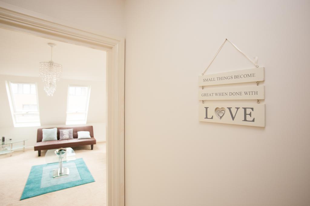 Comfortable Swindon Town Centre Apartments, Free Parking, Sleeps Up To 8 Buitenkant foto