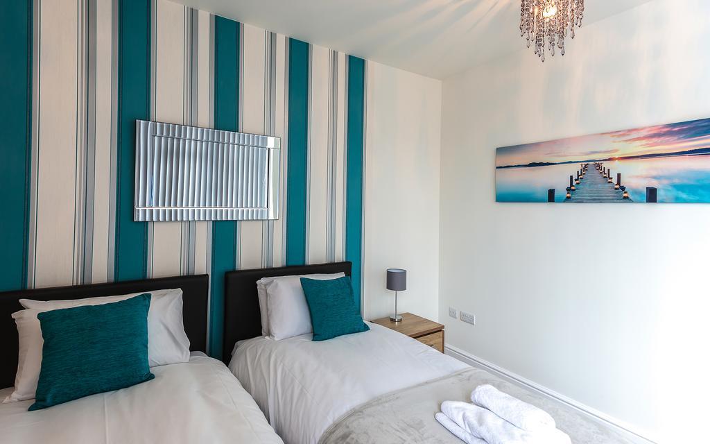 Comfortable Swindon Town Centre Apartments, Free Parking, Sleeps Up To 8 Buitenkant foto