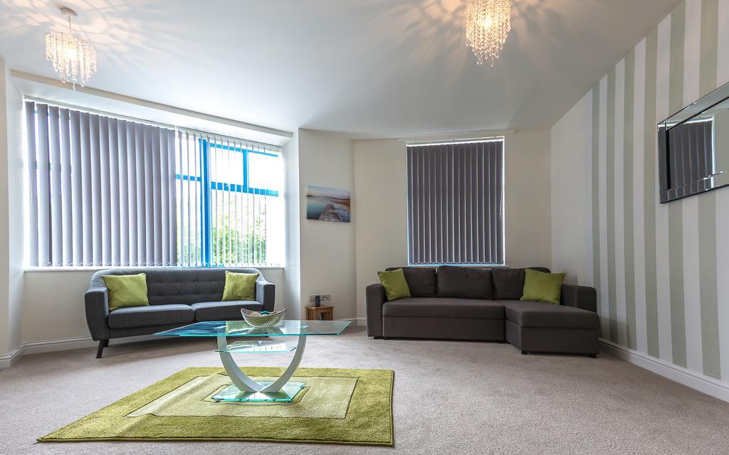Comfortable Swindon Town Centre Apartments, Free Parking, Sleeps Up To 8 Buitenkant foto