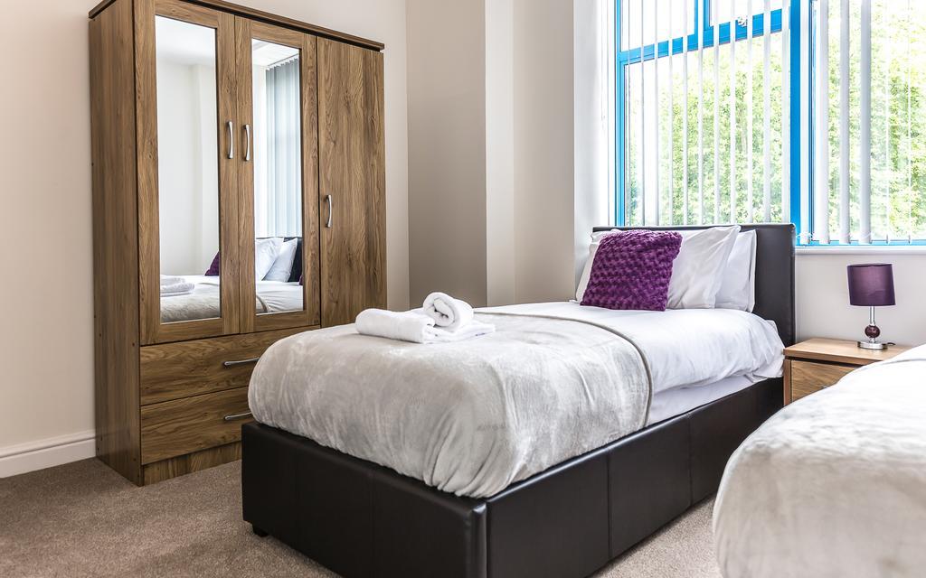 Comfortable Swindon Town Centre Apartments, Free Parking, Sleeps Up To 8 Buitenkant foto