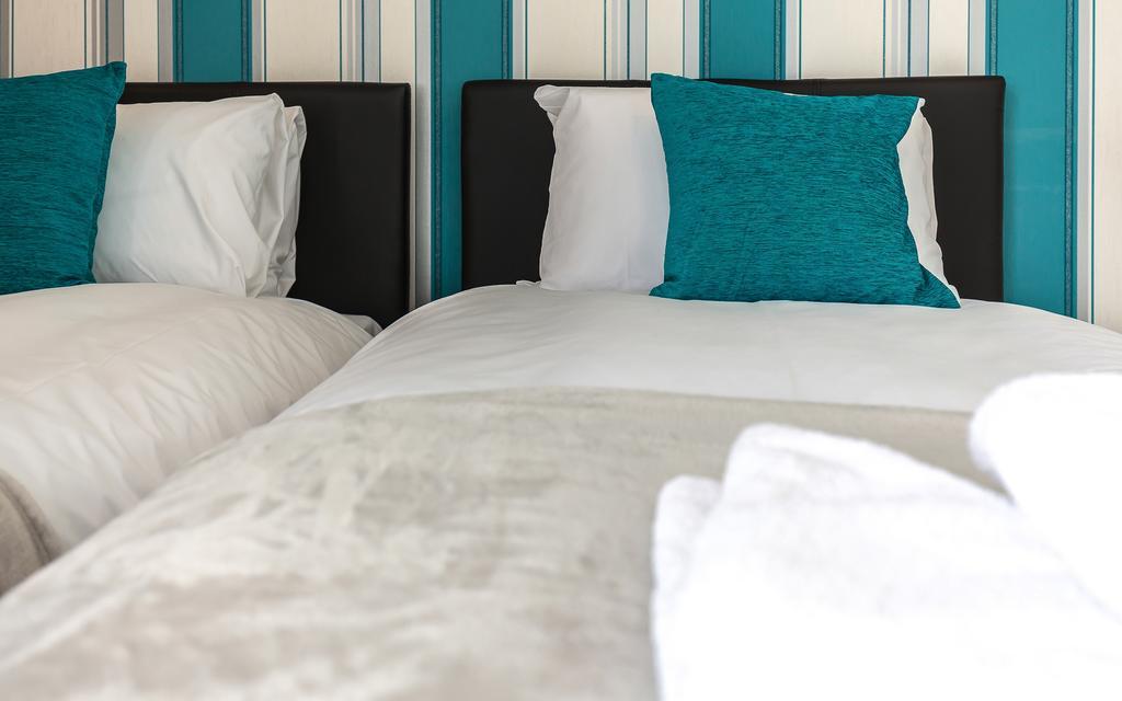 Comfortable Swindon Town Centre Apartments, Free Parking, Sleeps Up To 8 Buitenkant foto