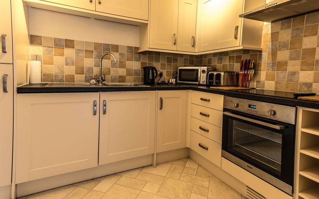 Comfortable Swindon Town Centre Apartments, Free Parking, Sleeps Up To 8 Buitenkant foto