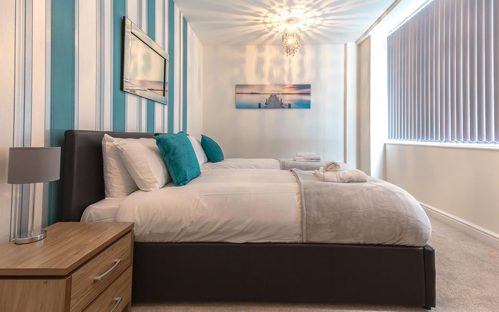 Comfortable Swindon Town Centre Apartments, Free Parking, Sleeps Up To 8 Buitenkant foto