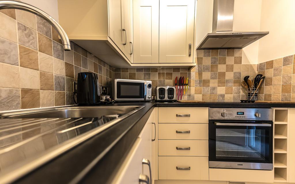Comfortable Swindon Town Centre Apartments, Free Parking, Sleeps Up To 8 Buitenkant foto