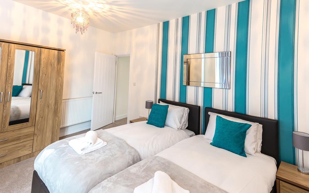 Comfortable Swindon Town Centre Apartments, Free Parking, Sleeps Up To 8 Buitenkant foto