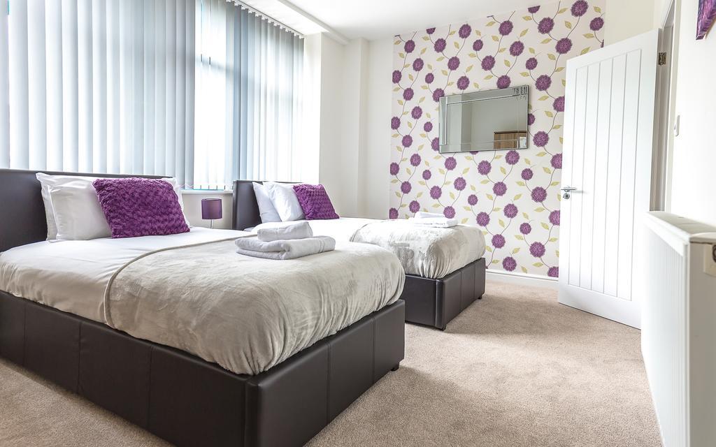 Comfortable Swindon Town Centre Apartments, Free Parking, Sleeps Up To 8 Buitenkant foto