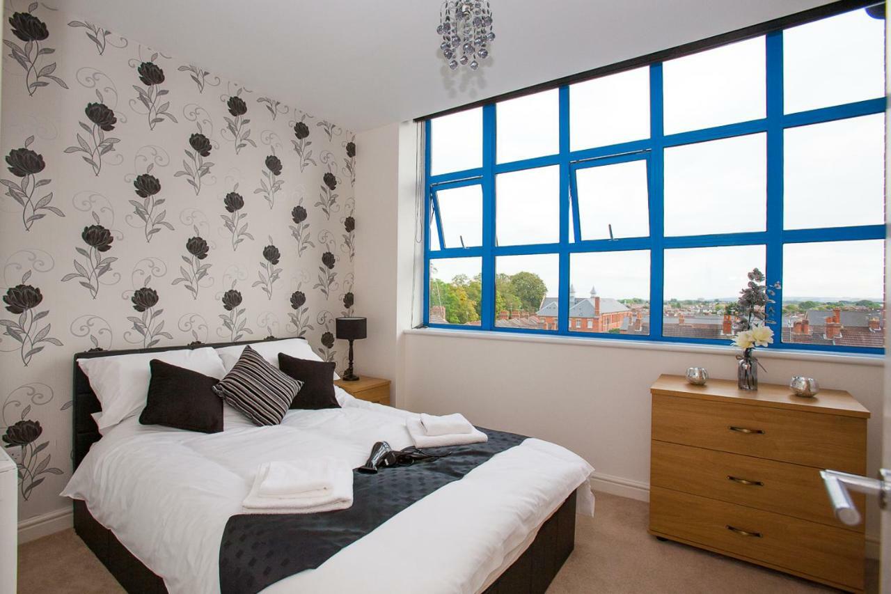 Comfortable Swindon Town Centre Apartments, Free Parking, Sleeps Up To 8 Buitenkant foto