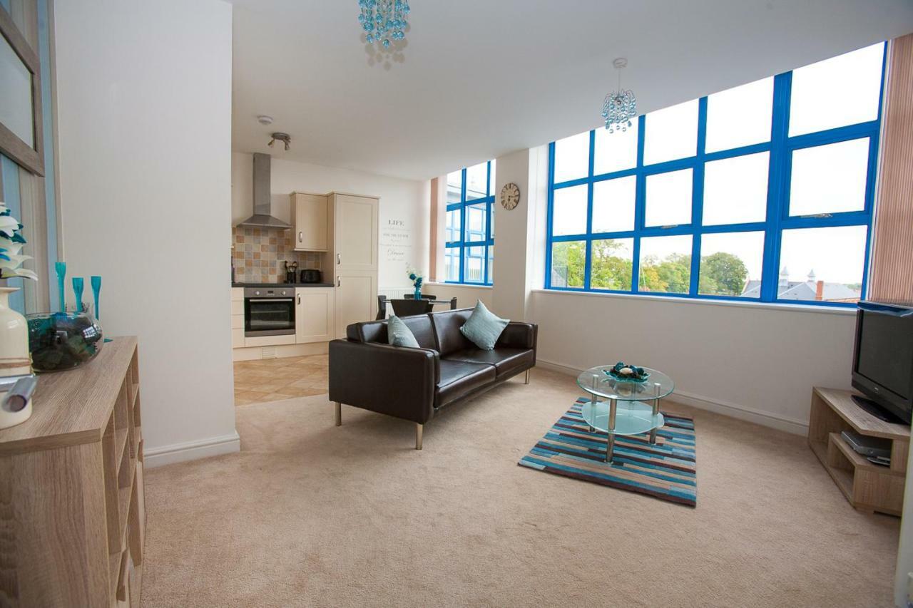 Comfortable Swindon Town Centre Apartments, Free Parking, Sleeps Up To 8 Buitenkant foto