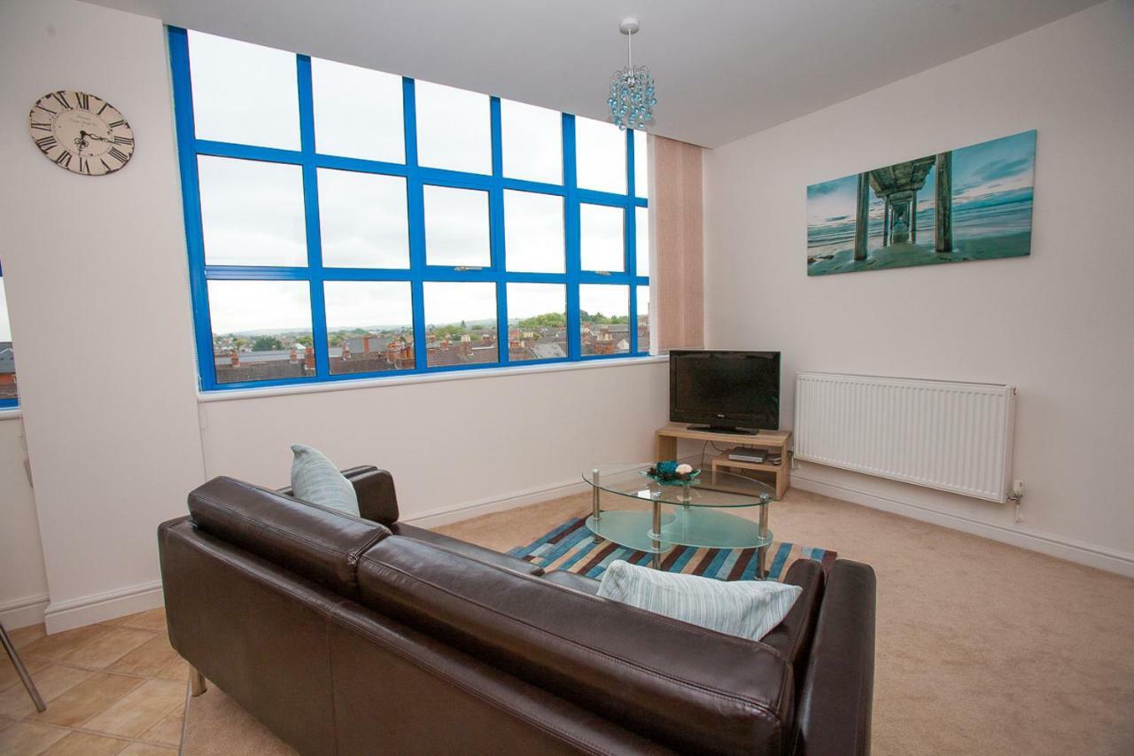 Comfortable Swindon Town Centre Apartments, Free Parking, Sleeps Up To 8 Buitenkant foto