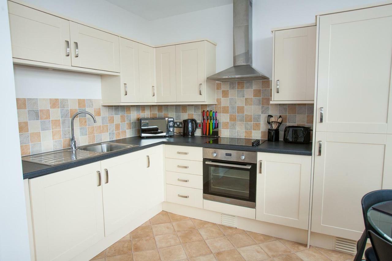 Comfortable Swindon Town Centre Apartments, Free Parking, Sleeps Up To 8 Buitenkant foto
