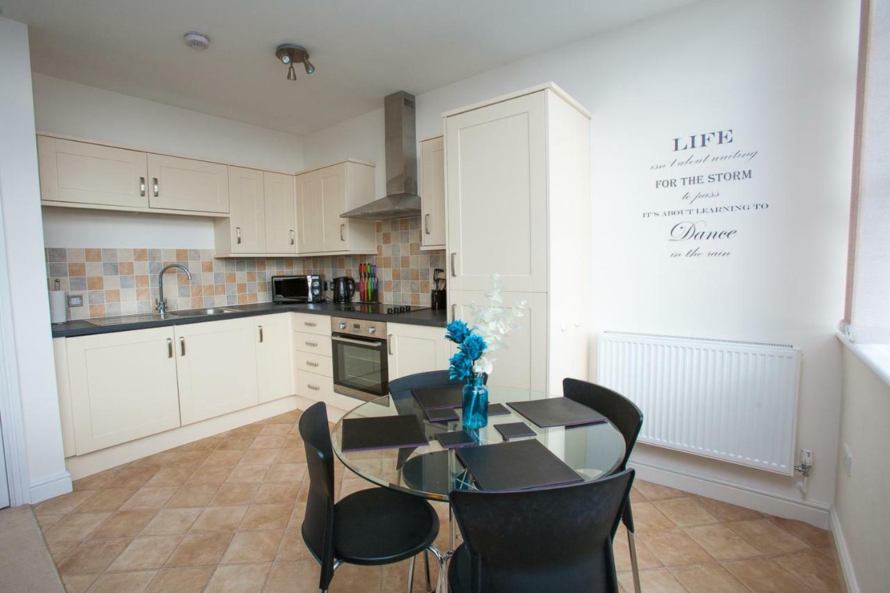 Comfortable Swindon Town Centre Apartments, Free Parking, Sleeps Up To 8 Buitenkant foto