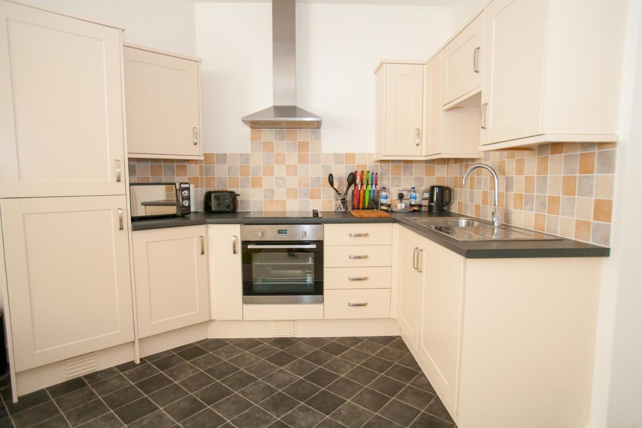 Comfortable Swindon Town Centre Apartments, Free Parking, Sleeps Up To 8 Buitenkant foto